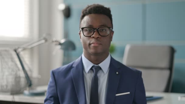 Portrait de l'homme d'affaires africain secouant la tête comme oui Signe, approbation - Séquence, vidéo