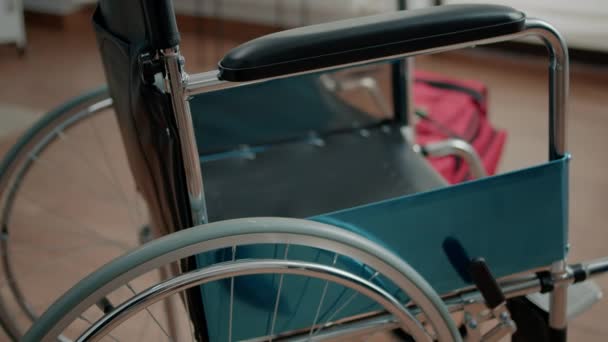 Sluiten van rolstoel voor transport assistentie en ondersteuning - Video