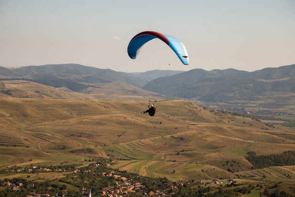 planeador parapente g contra azul cielo vuelo adrenalina y libertad concepto - Foto, imagen