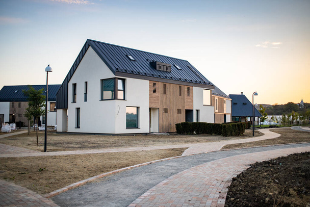 casa moderna di nuova costruzione in un villaggio - Foto, immagini