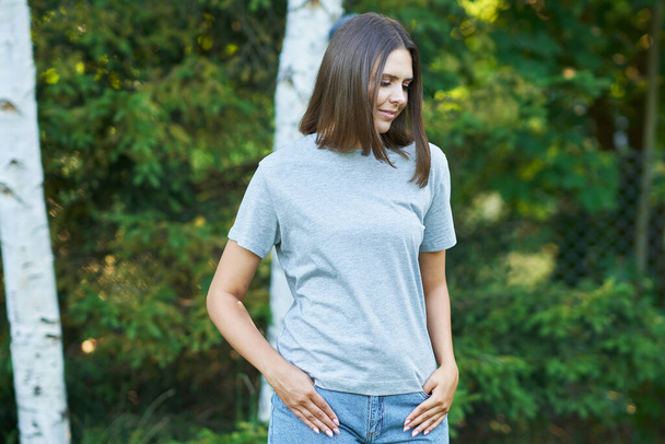 Mladá žena v šedé košili - Fotografie, Obrázek