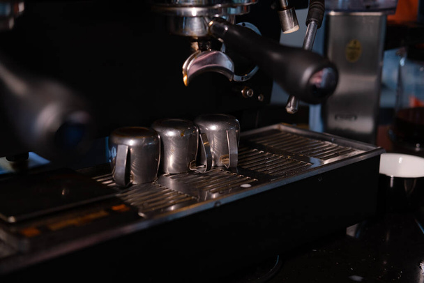 Primer plano de la máquina de café expreso haciendo café en el pub, bar, restaurante. Cervecería profesional. Cafetería Cafetería Restaurante Servicio Concepto - Foto, Imagen