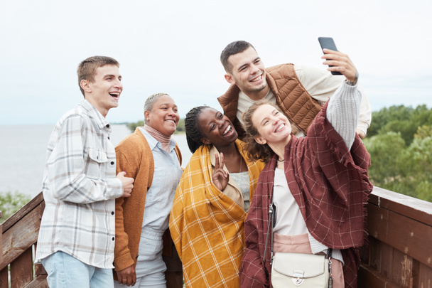 vrienden nemen selfie buitenshuis - Foto, afbeelding