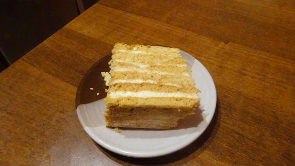 pasteles de miel finos intercalados con masa blanca - Foto, imagen