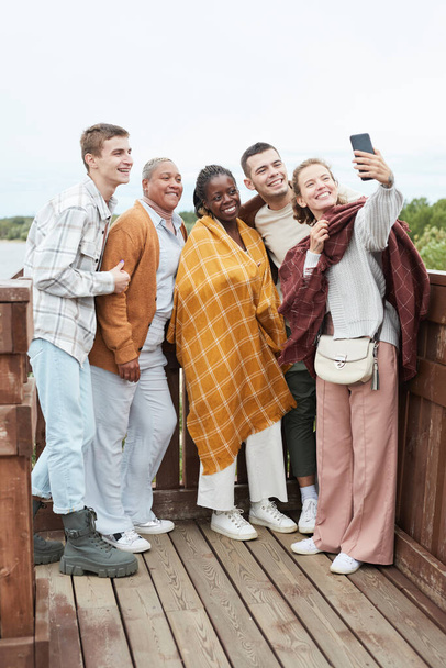 Grupo de amigos tomando selfie al aire libre - Foto, imagen