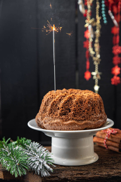 Χριστουγεννιάτικο κέικ σπιτικά κέικ γλυκό επιδόρπιο Χριστουγεννιάτικη κάρτα νέο έτος κέικ κέικ σοκολάτα πικάντικο άρωμα τζίντζερ, κανέλα, βανίλια, γλυκάνισο δώρο διακοπές τροφίμων φόντο ρουστίκ κορυφή δείτε αντίγραφο χώρο - Φωτογραφία, εικόνα