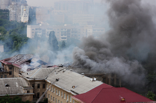 El humo en la ciudad de Ucrania
 - Foto, Imagen