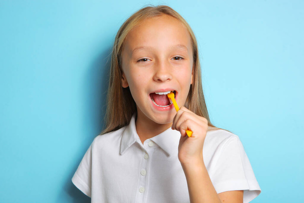Девушка в хорошем настроении чистит зубы - Фото, изображение