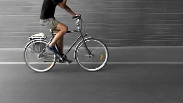 fietser op zwarte fiets - Foto, afbeelding