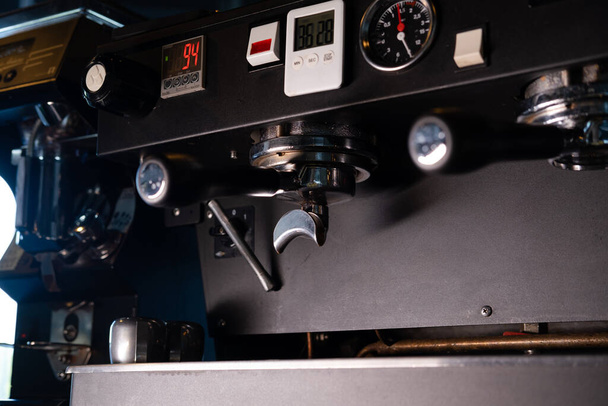 Κοντινό πλάνο της μηχανής Espresso που φτιάχνει καφέ σε παμπ, μπαρ, εστιατόριο. Επαγγελματικός καφές. Καφετέρια Καφετέρια Εστιατόριο Concept Service. - Φωτογραφία, εικόνα