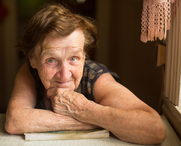 Mujer mayor con un libro
 - Foto, Imagen