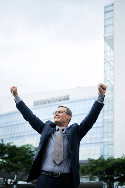 Izgatott üzletember ünnepli a sikert a szabadban - Fotó, kép