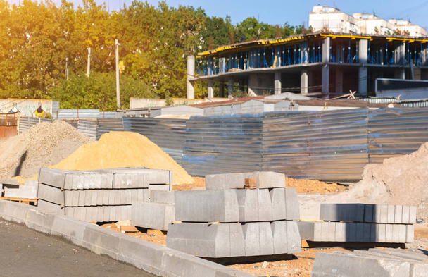 Una pila de pila para el sitio de construcción. Fondo de materiales industriales  - Foto, Imagen