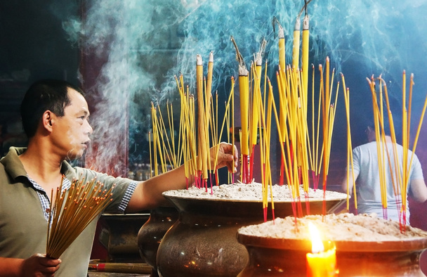 人古代の仏塔でお香を燃やす - 写真・画像