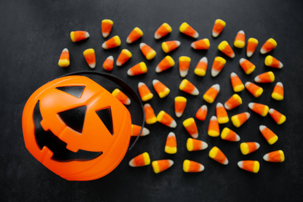 Halloween Pozadí Candy kukuřice cukroví, dýňový koš. Tradiční sladké pochoutky. Kopírovat prostor. - Fotografie, Obrázek