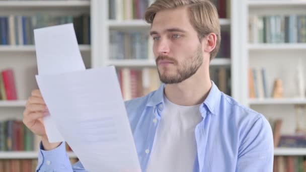 Retrato del hombre molesto leyendo documentos  - Metraje, vídeo
