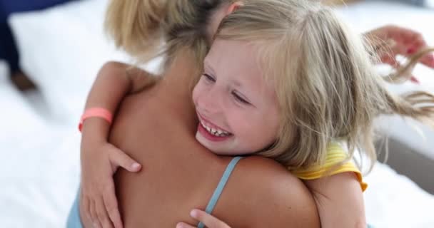 Mamá calmante y abrazando a la niña llorando en casa 4k película - Metraje, vídeo