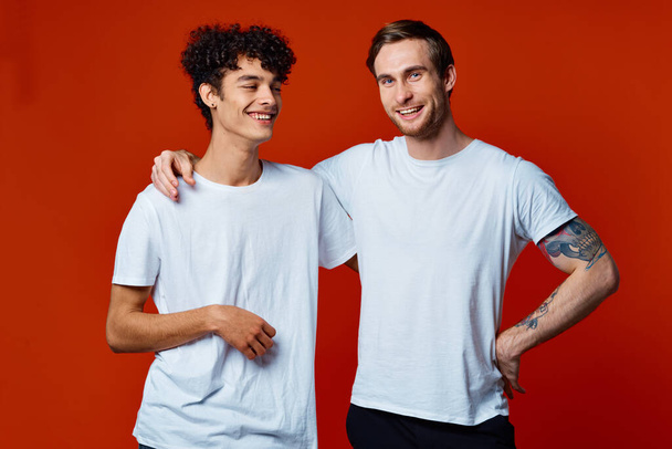 lustige zwei Freunde in weißen T-Shirts posieren Studio - Foto, Bild