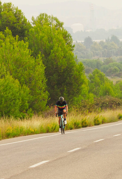 JOVENS TRIATHLETE cavalgando uma bicicleta - Foto, Imagem