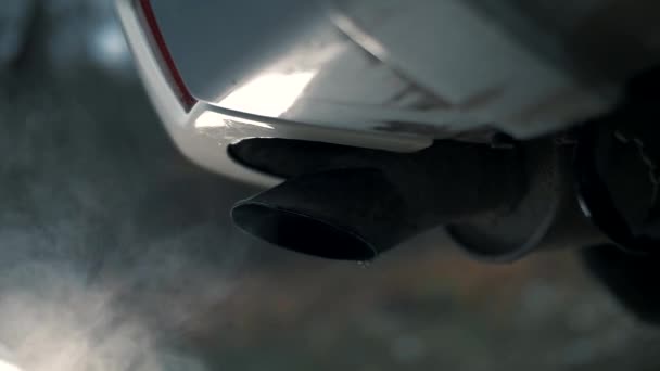 Füst és benzin cseppek szállnak ki az autó kipufogócsövéből. Szuper Lassú Mozgású felvétel. - Felvétel, videó