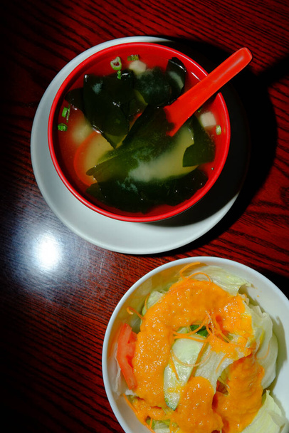 サラダクリスピー麺やみそ汁などの日本料理 - 写真・画像