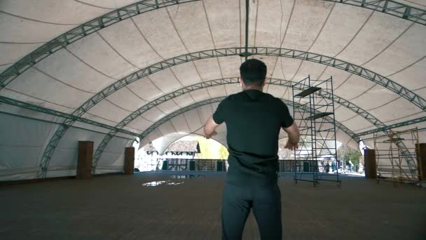 Спортсмен робить вправи на відкритому повітрі в повільному русі в красивому місці
 - Кадри, відео