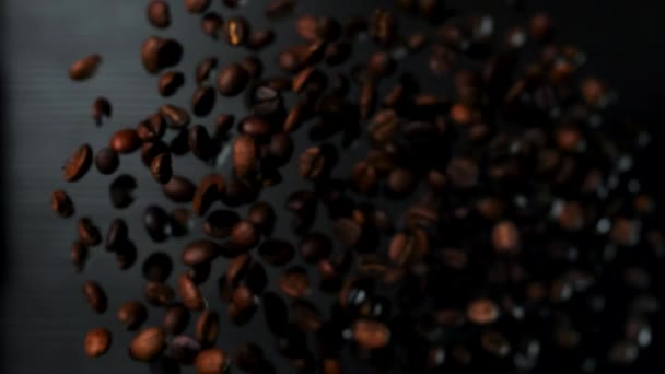 ローストコーヒー豆の一握りのスローモーションでカメラに飛ぶ。マクロ - 映像、動画