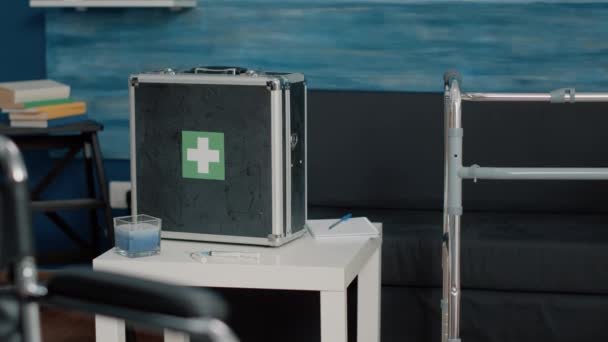 Sluiten van de medische koffer met apparatuur en gereedschap - Video