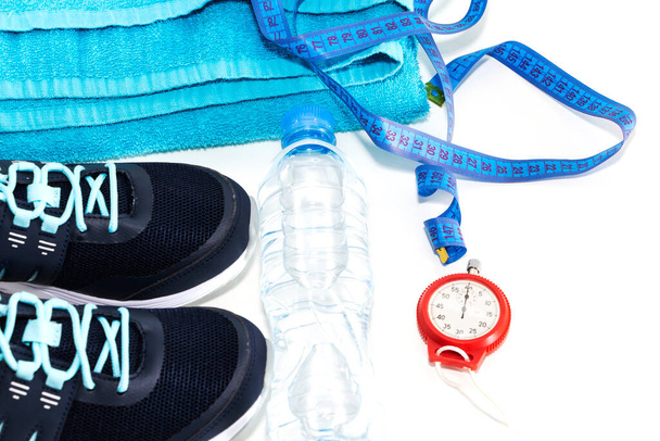 scarpe sportive, bottiglia d'acqua, concetto di stile di vita sano, cibo sano, sport e dieta. - Foto, immagini