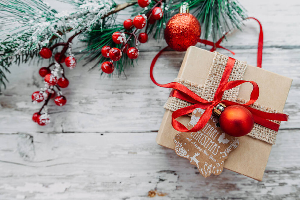 coffret cadeau et décorations de Noël sur fond bois avec flocons de neige. - Photo, image