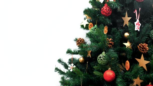 Koristeltu joulukuusi valkoisella taustalla saattamiseksi uudenvuoden tai joulutervehdyksiä toiveita - Materiaali, video