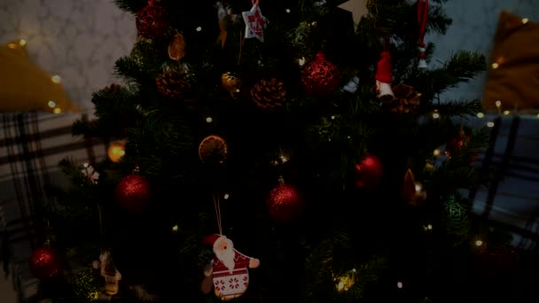 Bela árvore de Natal brilha com guirlandas na véspera do feriado. Noite ou noite - Filmagem, Vídeo