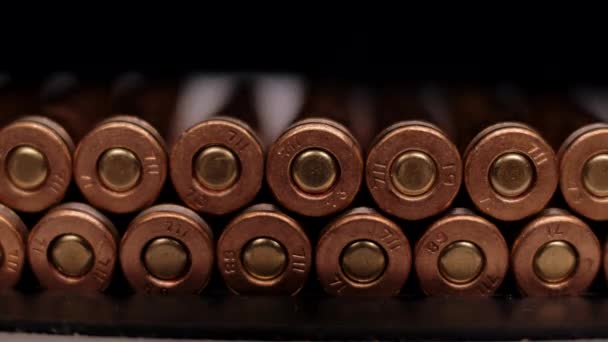 Groot aantal kogels in het schietmagazijn - Video