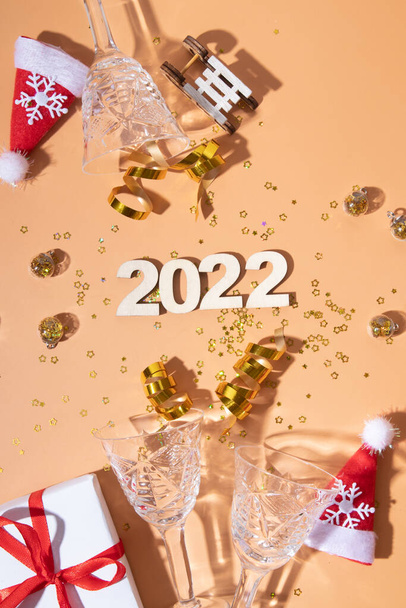 Neşeli mutlu yeni yıl dairesi 2022 numaralar ve parlak dekorlu sert gölgelerle yatıyordu. - Fotoğraf, Görsel