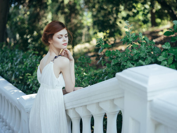 ładna kobieta w białej sukience grecka księżniczka mitologia tradycji - Zdjęcie, obraz