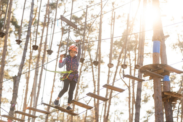 Скалолазание на высоком канатном парке - люди в горном шлеме и технике безопасности - Фото, изображение