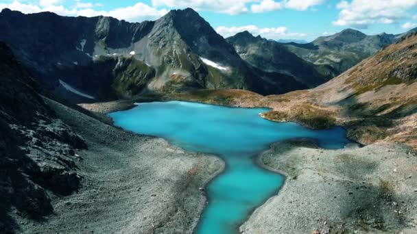 Безумно красивое голубое озеро среди огромных скал - Кадры, видео