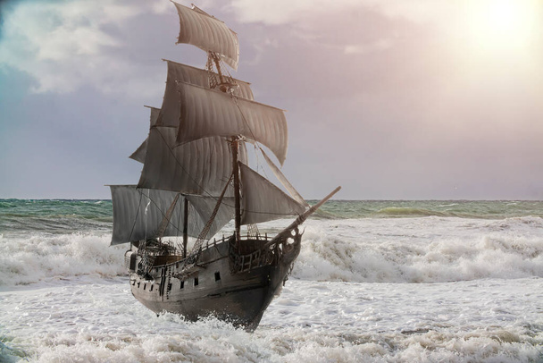 винтажный пиратский парусник в море - Фото, изображение