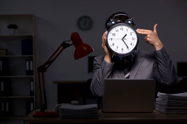 Joven empleado masculino que trabaja hasta tarde en la oficina - Foto, imagen