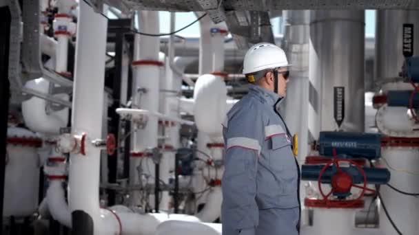 Ammattimainen öljytyöntekijä tarkastaa öljyputken venttiilit ja venttiilit - Materiaali, video