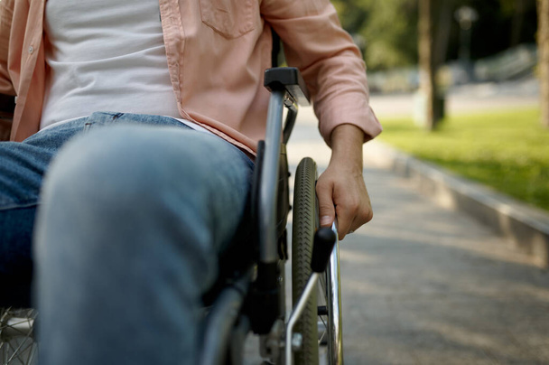 車椅子の若い男性麻痺した人 - 写真・画像