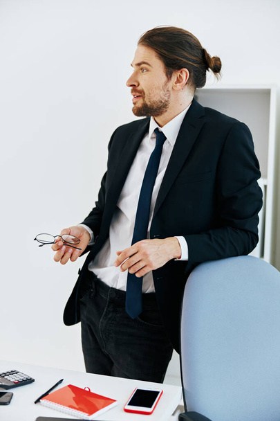 άνδρας με κοστούμι στο γραφείο με εκτελεστικό έγγραφο - Φωτογραφία, εικόνα
