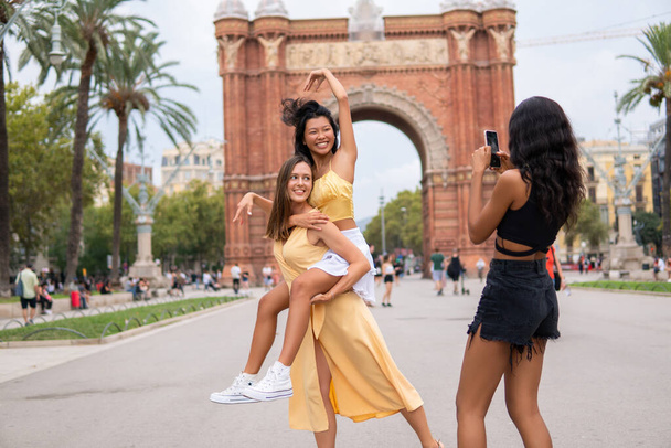 Mujeres viajeras tomando fotos en la plaza de la ciudad - Foto, Imagen
