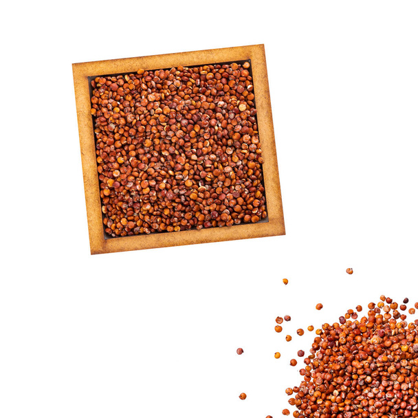 Red organic quinoa seeds in square bowl - Chenopodium quinoa - Foto, afbeelding