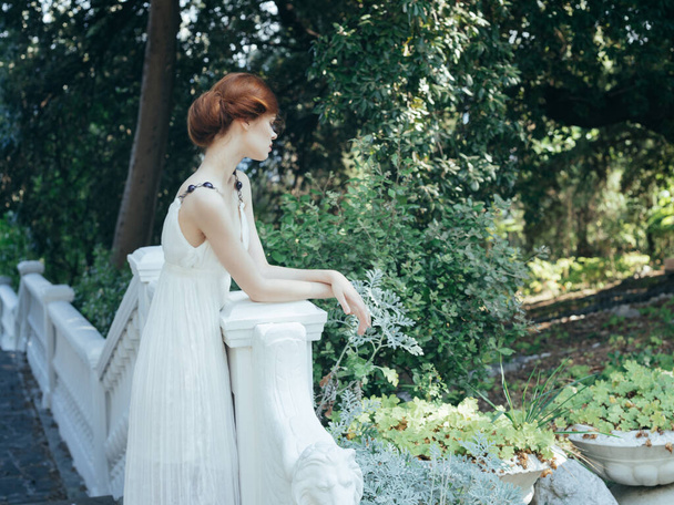 Γυναίκα με λευκό φόρεμα σε στάση Ελλάδα πριγκίπισσα φύση - Φωτογραφία, εικόνα