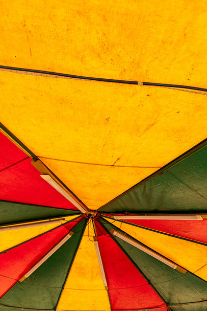 Tente de cirque motif rayé rouge, vert et jaune - Photo, image