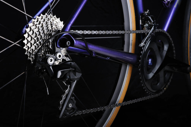 Bisiklet parçalarının ayrıntıları. Kaset, zincir ve arka raydan çıkarıcıyı kapatın. Stüdyo çekimi - Fotoğraf, Görsel
