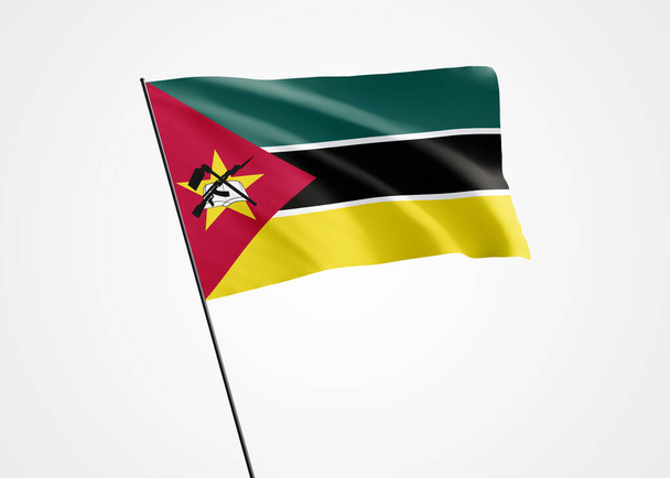 Bandera de Mozambique ondeando alto en el fondo blanco aislado. 25 de junio Día de la Independencia de Mozambique Recolección mundial de bandera nacional. Bandera de la nación Ilustración 3D - Foto, imagen
