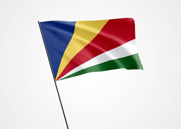 Bandera de Seychelles ondeando alto en el fondo blanco aislado. 29 de junio Día de la Independencia de Seychelles Colección mundial de banderas nacionales. Bandera de la nación Ilustración 3D - Foto, imagen