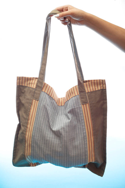 Эко-сумка из натуральных тканей на белом фоне - Фото, изображение